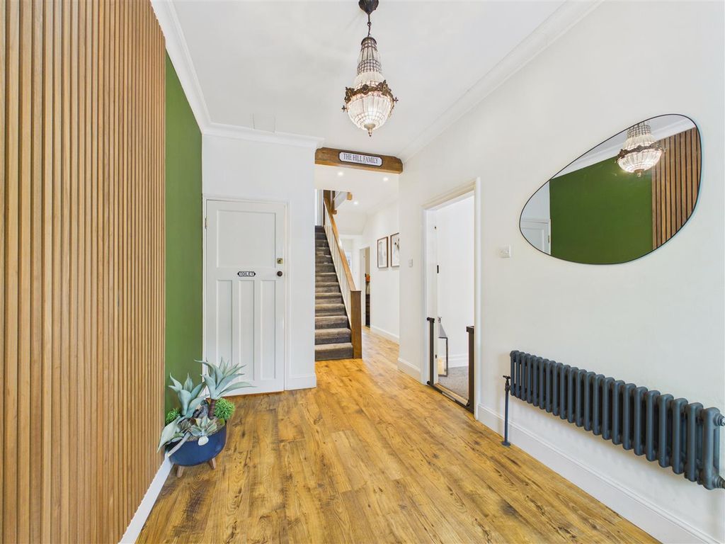 Property photo 3 of 21 Entrance Hallway