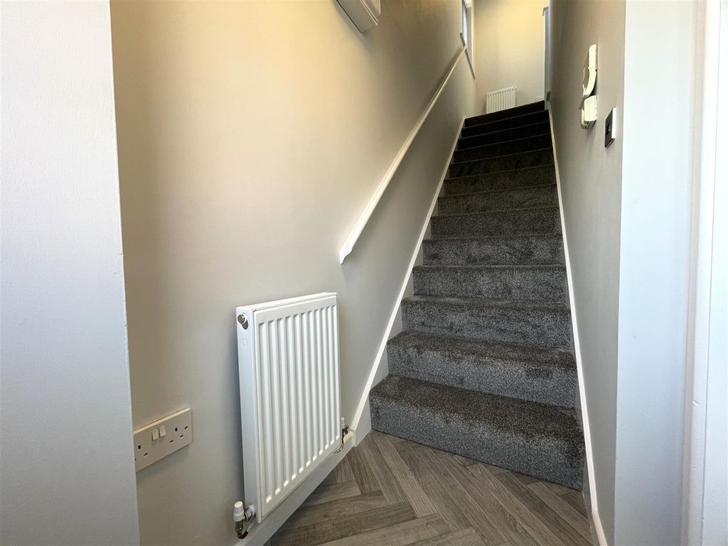 Property photo 2 of 17 Hallway