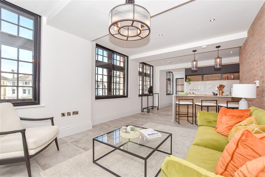 Property photo 1 of 15 Lounge Kitchen