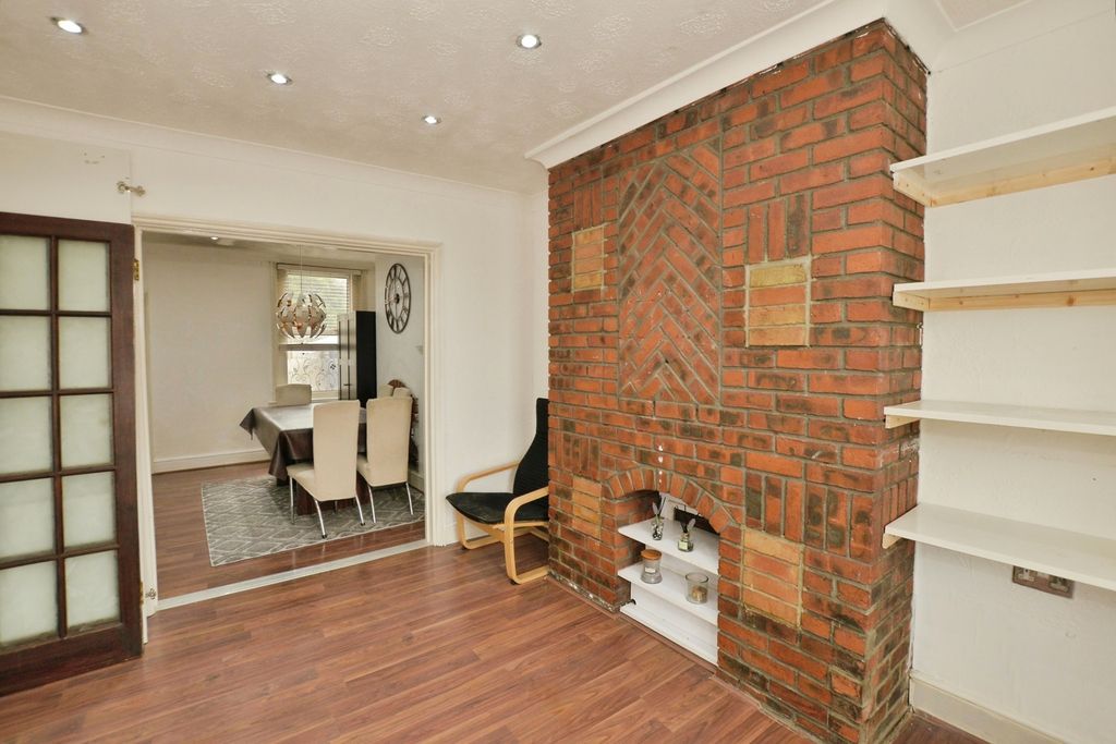 Property photo 3 of 15 Lounge