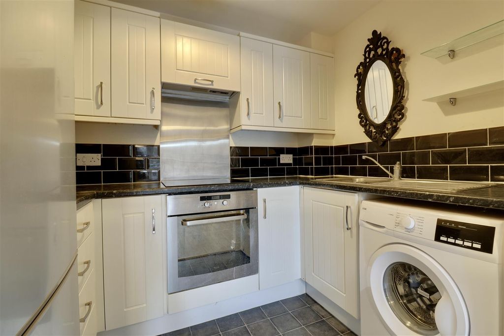 Property photo 1 of 14 Df2Ef975-Df25-45CE-A106-D00E3316F888_1_201_A.Jpeg