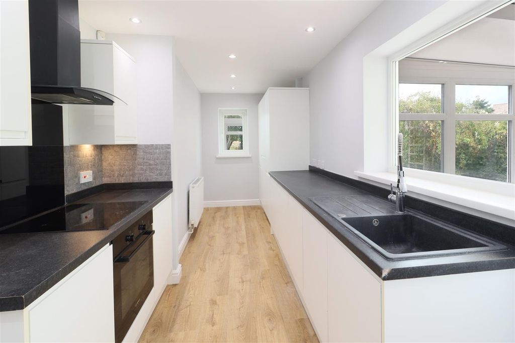 Property photo 3 of 10 Kitchen