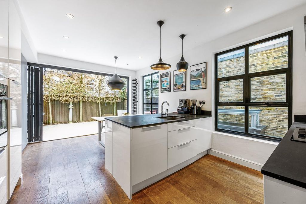 Property photo 3 of 17 32 Compton Crescent-6.Jpg