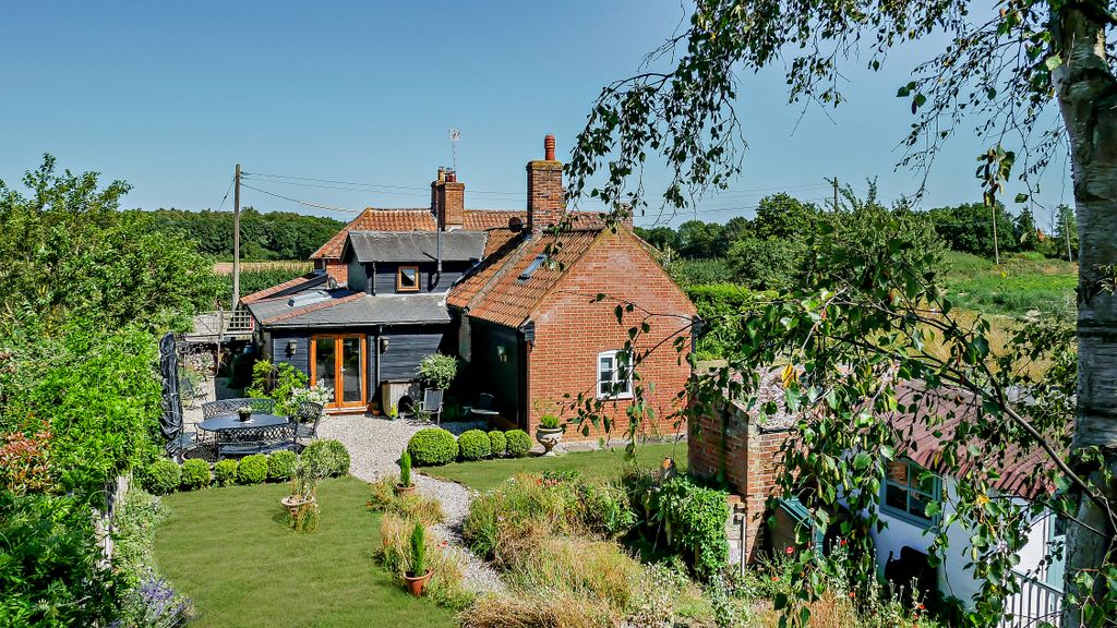 Property photo 1 of 36 8655309-Exterior32-V2-800