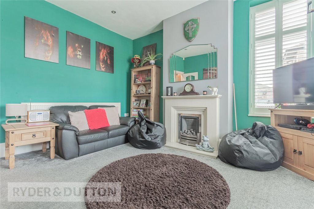 Property photo 3 of 20 Lounge