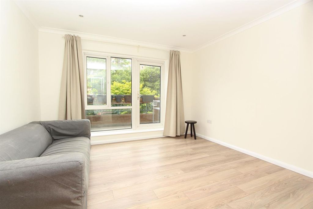 Property photo 1 of 19 Tavistock Close, N16