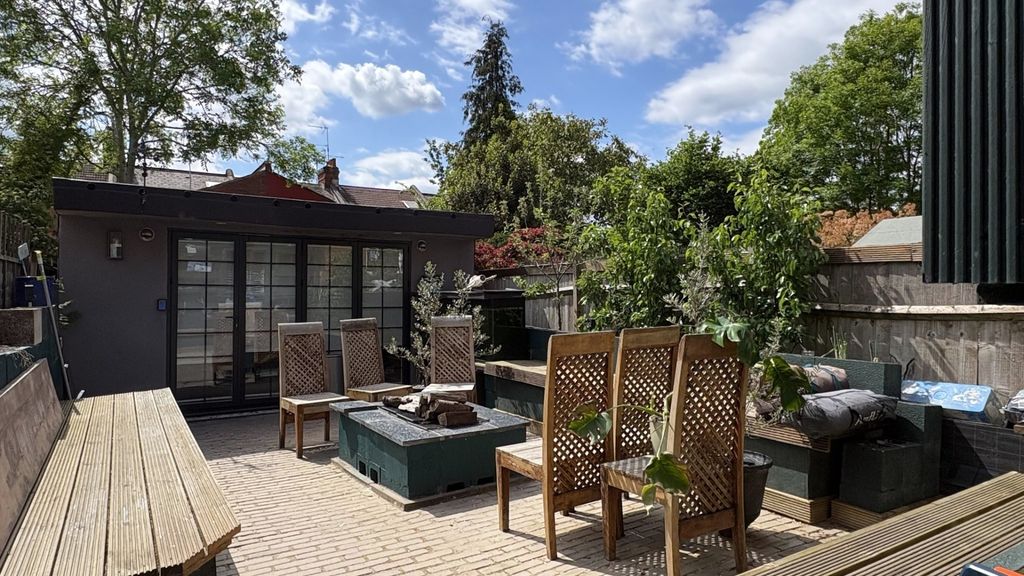 Property photo 3 of 11 Expansive Paved Garden With Stylish Outdoor Seatin...
