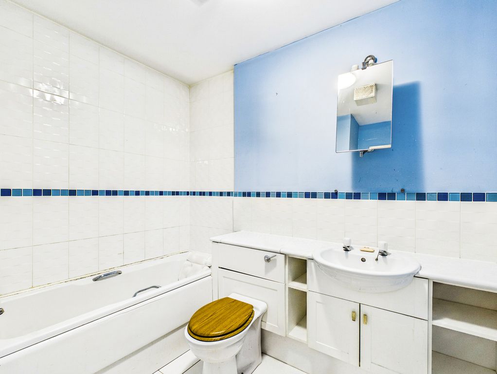 Additional image 8 of 2 bed flat for saleOakburn Walk, Jamestown, Alexandria G83