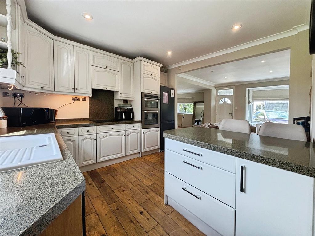 Property photo 3 of 21 Kitchen
