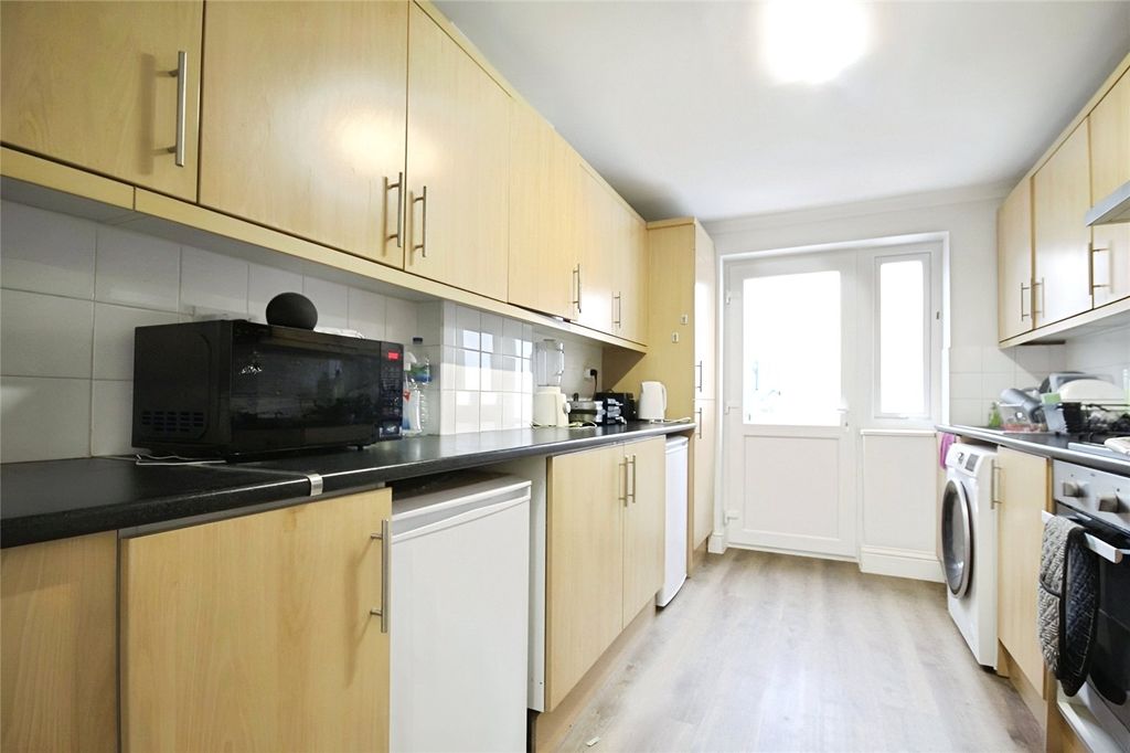 Property photo 2 of 8 Kitchen