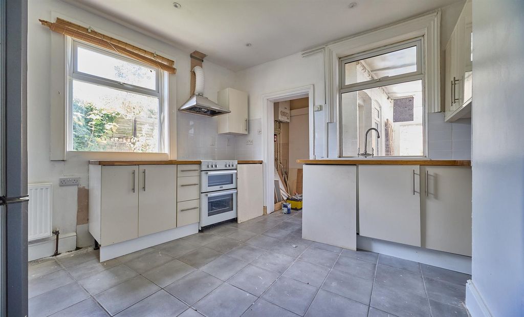 Property photo 2 of 9 Kitchen