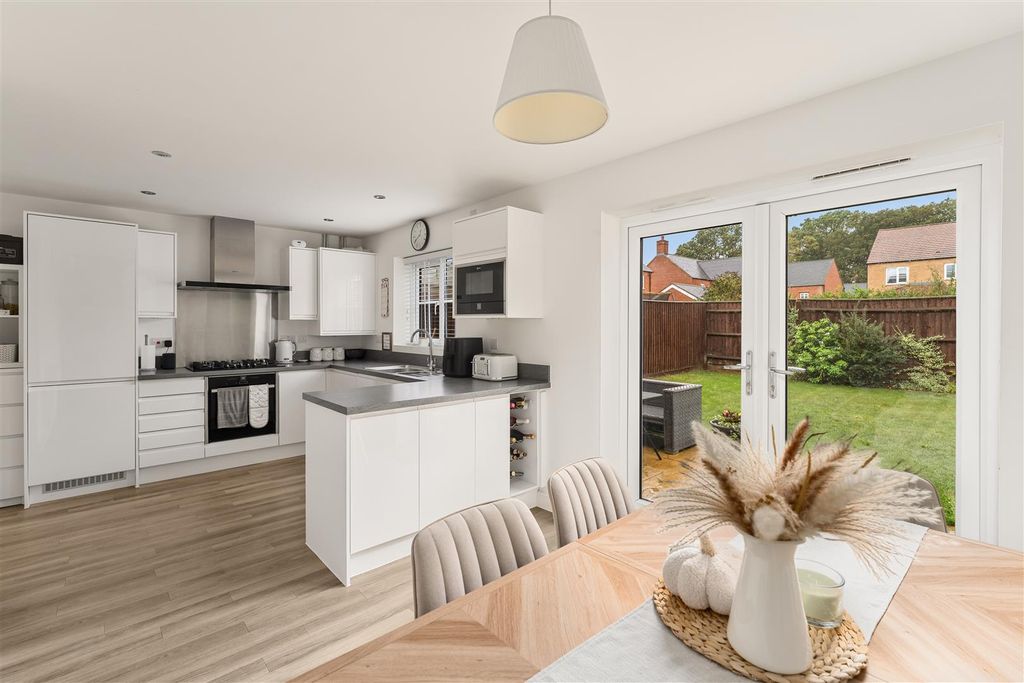 Property photo 3 of 15 52 Parsons Piece, Banbury-13.Jpg