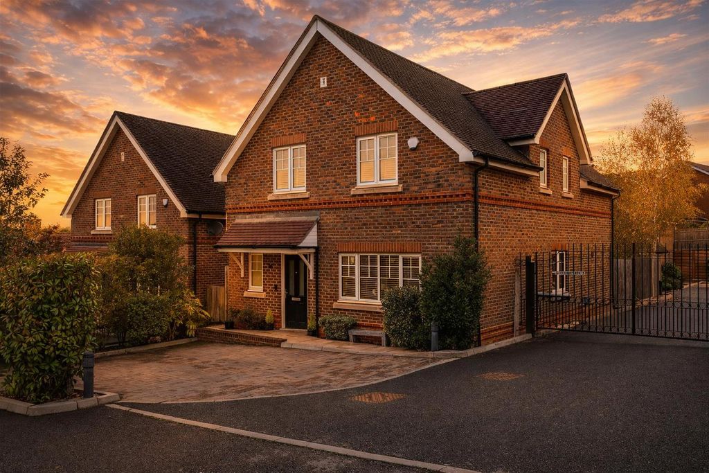 Property photo 1 of 34 Woodlands Road Golden Hour.Png