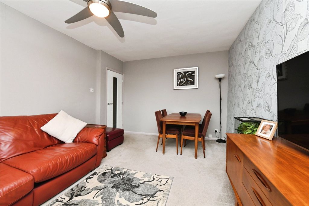 Property photo 2 of 17 Internal