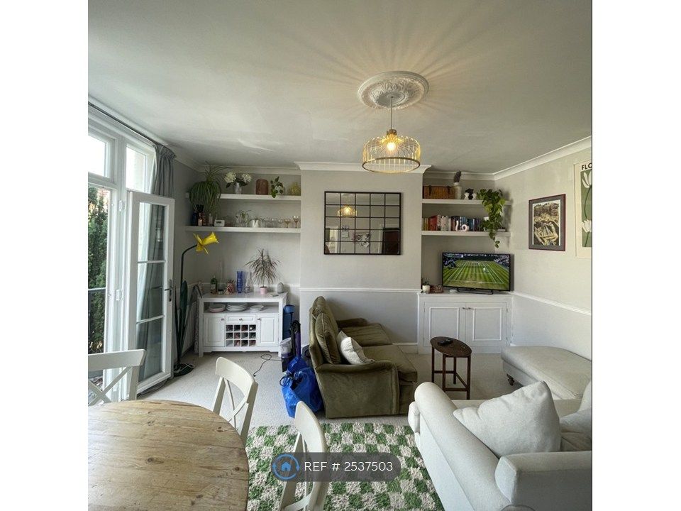 Property photo 2 of 10 Living Space