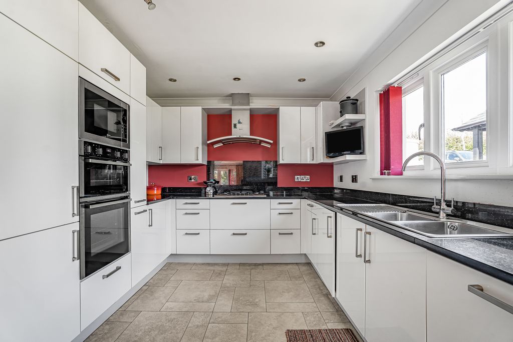 Property photo 3 of 32