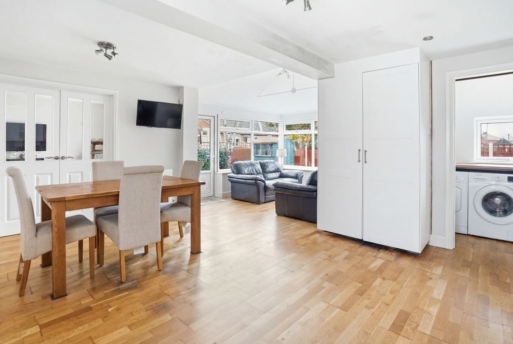 Property photo 2 of 18 Dsc06939Declutter185ee6409F2149Be9c681Ab6Bcf6c6E1