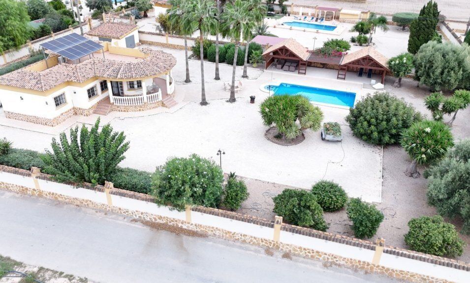 Property photo 1 of 60 Beautiful 3 Bedroom 3 Bathroom Villa At Walking Distance From Town With Garage And Large Double Pergola At 15 Min Driving From The Beaches