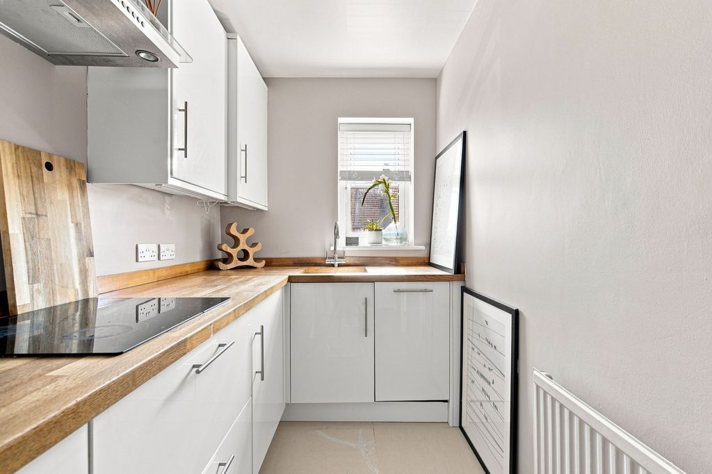 Property photo 3 of 7 Kitchen