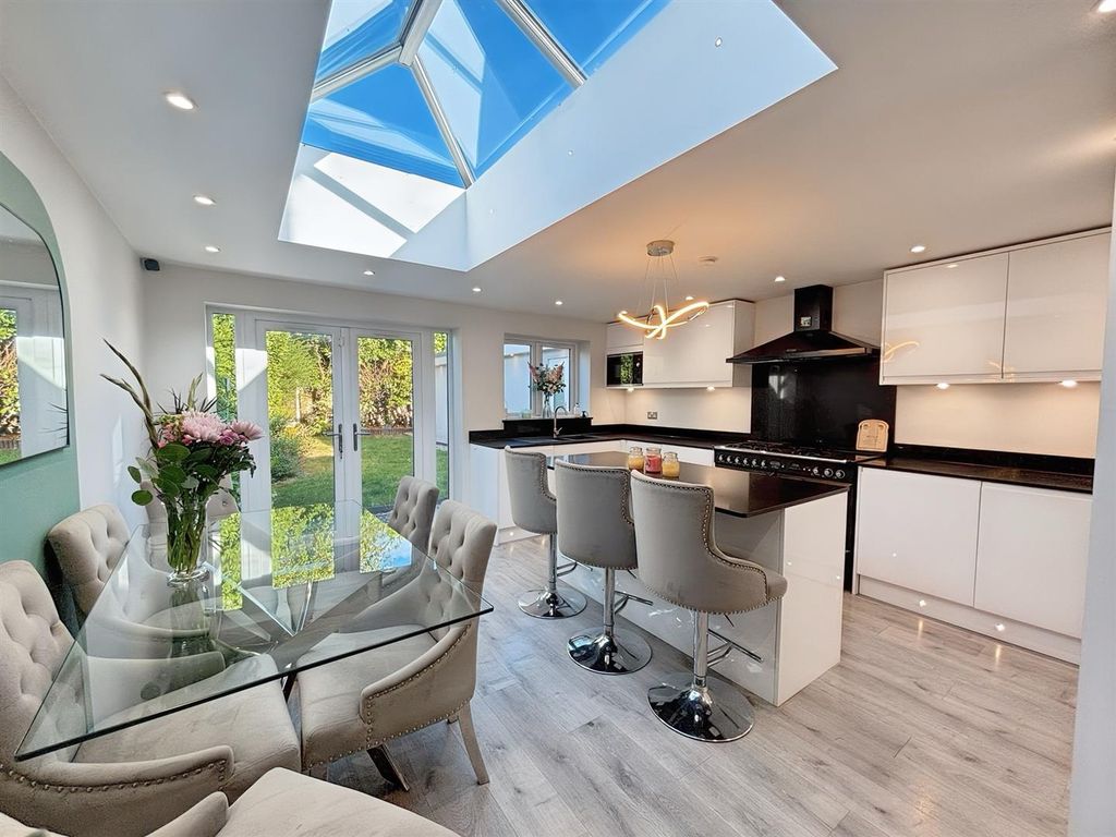 Property photo 1 of 32