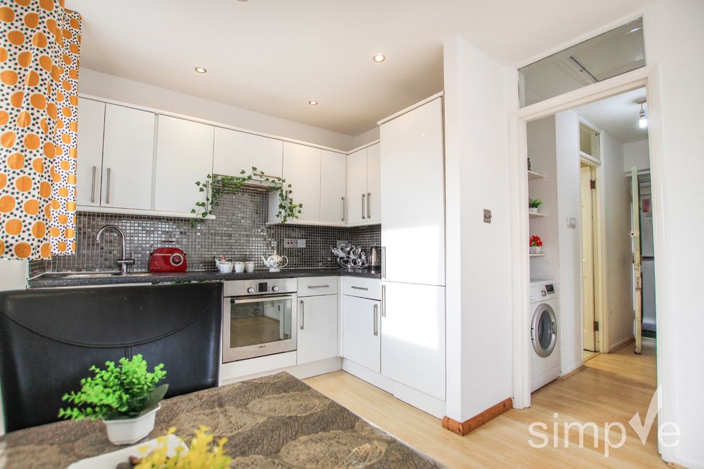 Property photo 3 of 8 Photo 6