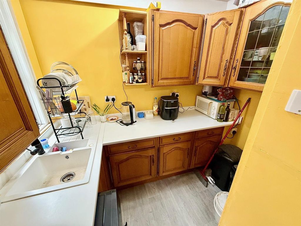 Property photo 2 of 12 Kitchen/Breakfast Room