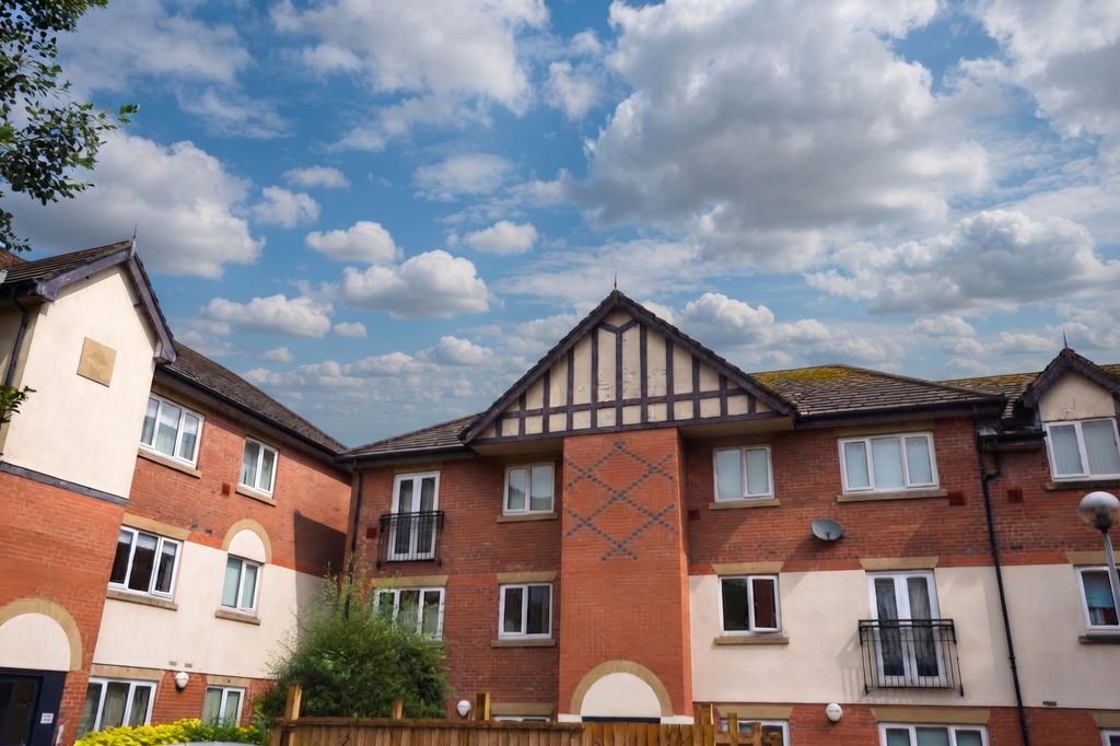 Property photo 1 of 10 Victoria Court, Whitefield, M45