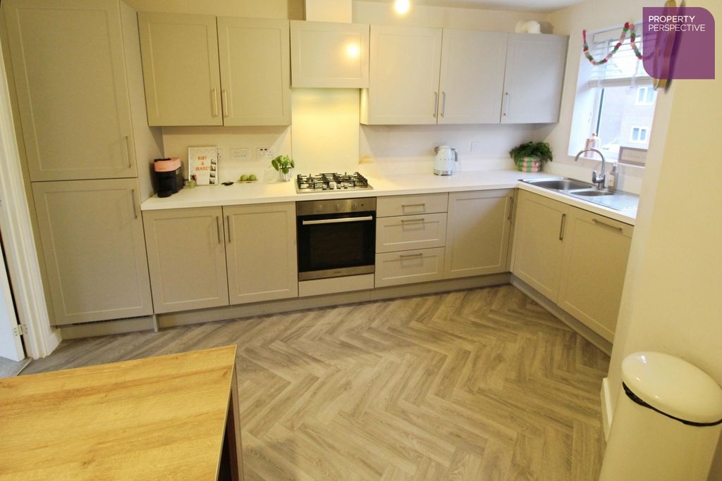 Property photo 3 of 10 Dining Kitchen