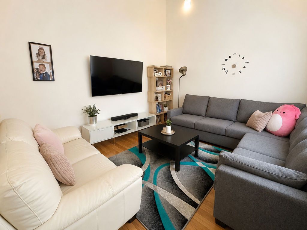 Property photo 3 of 16 Lounge