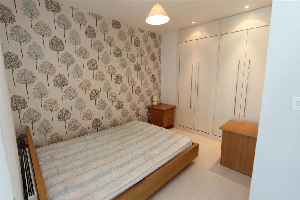 Property photo 3 of 7 Bright, Tidy Bedroom With Built-In Wardrobes...