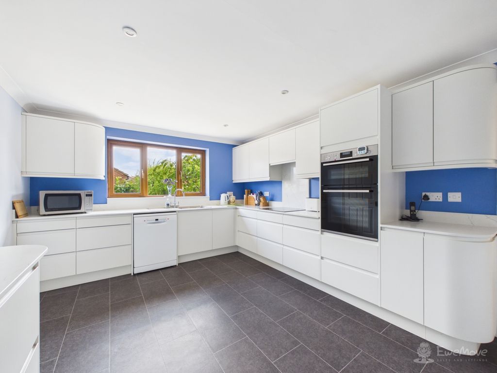 Property photo 3 of 23 Kitchen Diner- Mark Stephens Ewemove Newmarket And