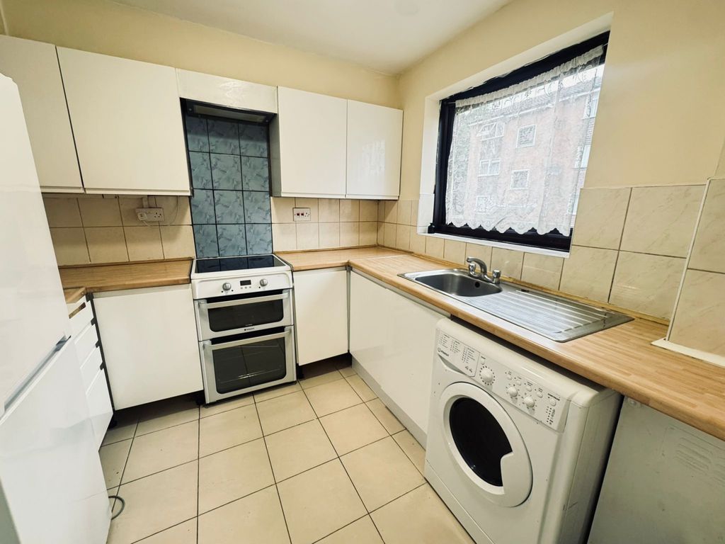 Property photo 1 of 9 2 Bed Flat To Rent Gurney Close, Barking Ig11