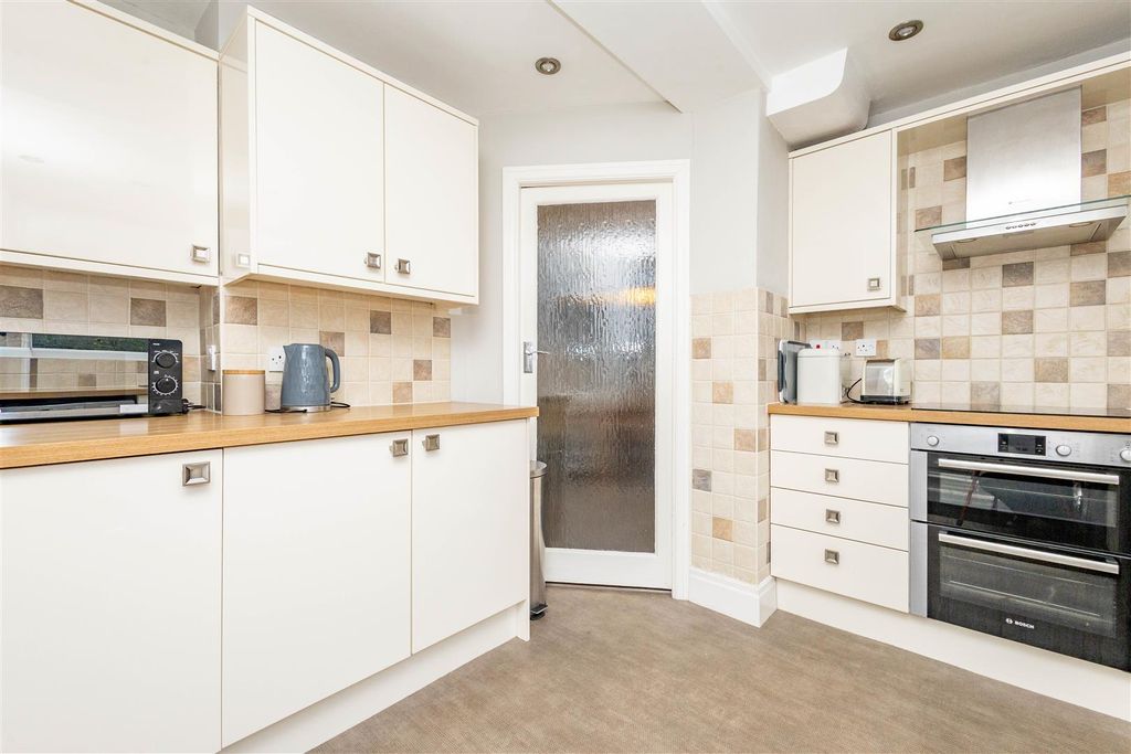 Property photo 3 of 21 Kitchen