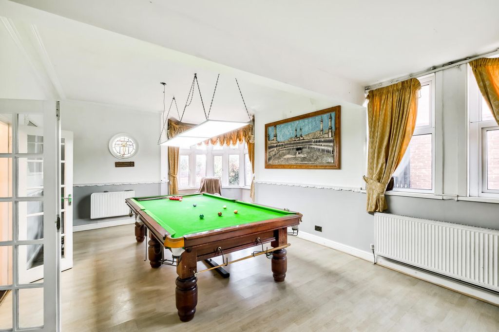 Property photo 2 of 35