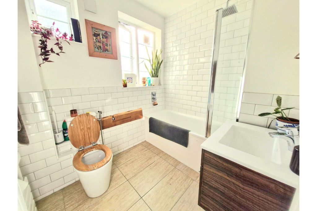 Property photo 2 of 7 Bathroom