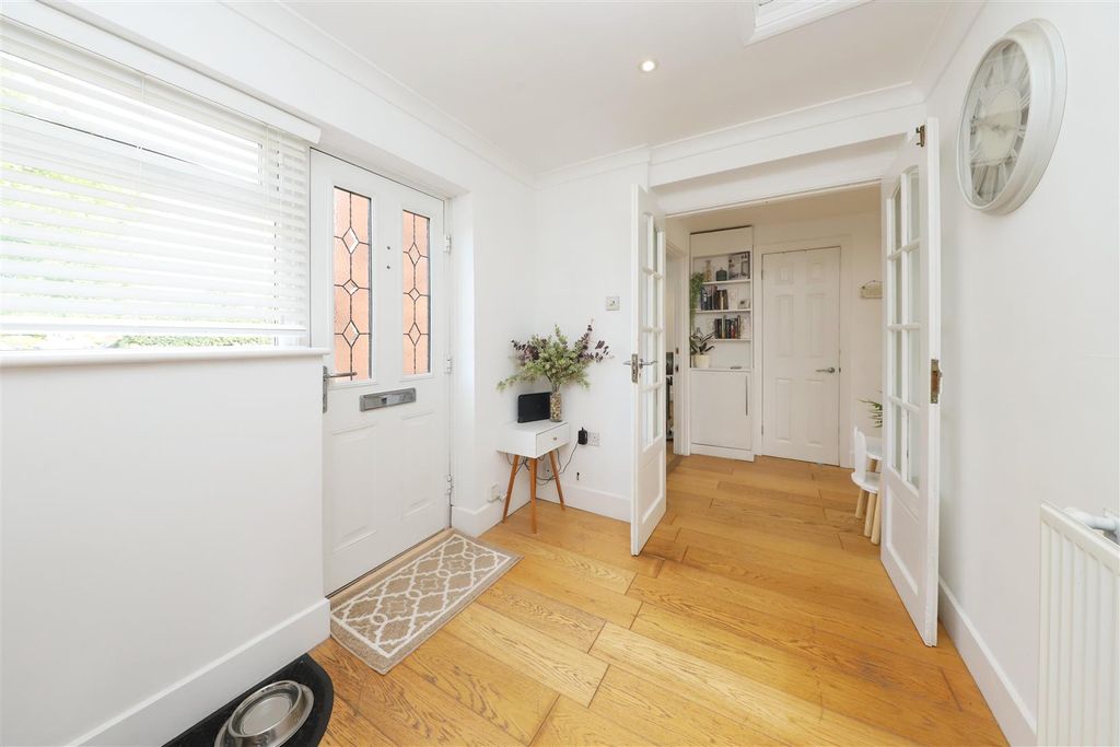 Property photo 3 of 14 Entrance Hall