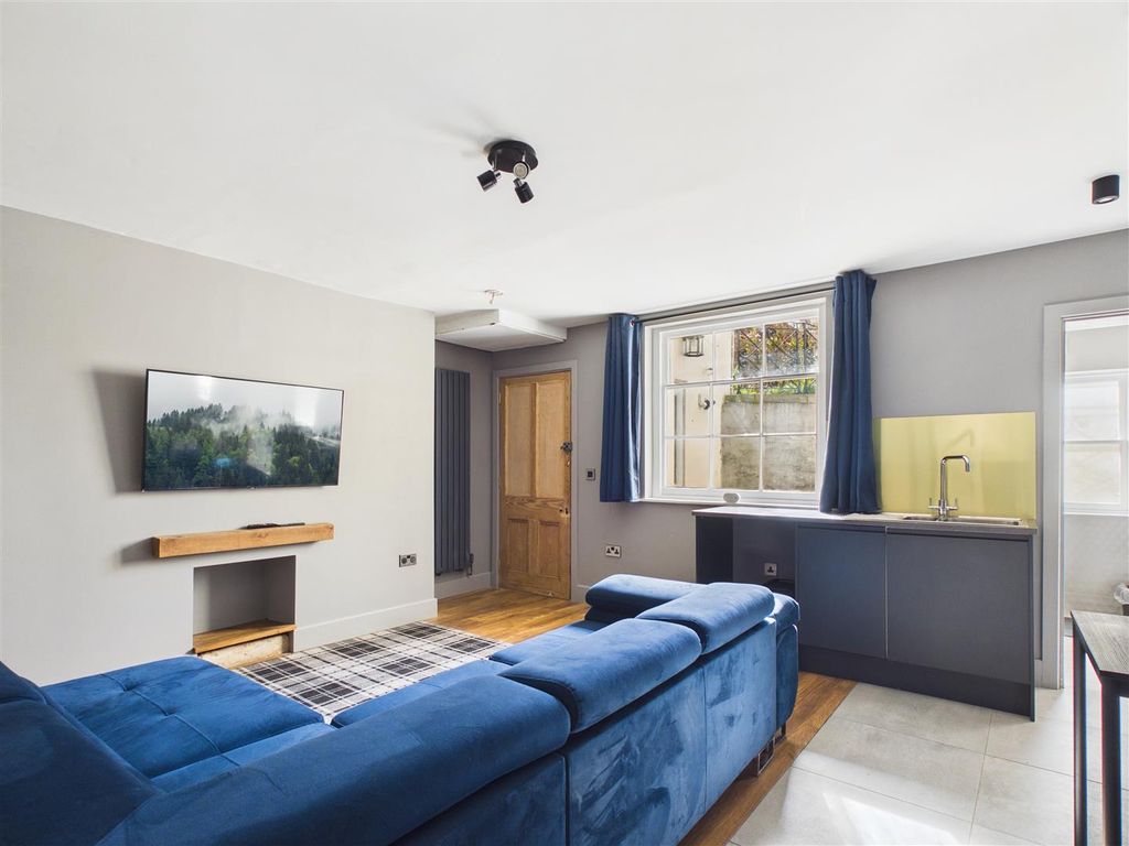 Property photo 3 of 6 Bf, 91 Pittville Lawn (4).Jpg
