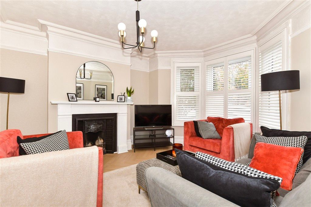 Property photo 1 of 19 Lounge