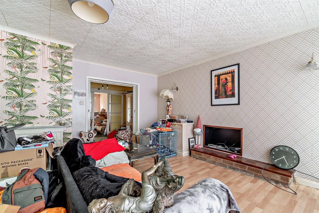 Property photo 2 of 3 8657670-Interior06-800.Jpg