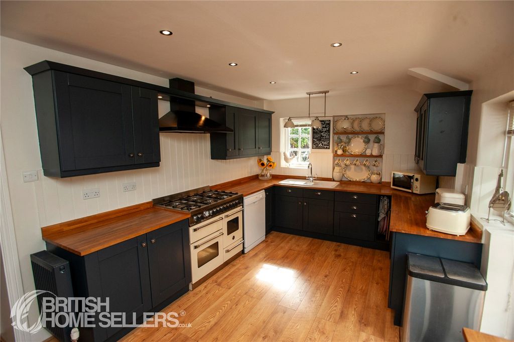Property photo 2 of 40 Picture No. 29