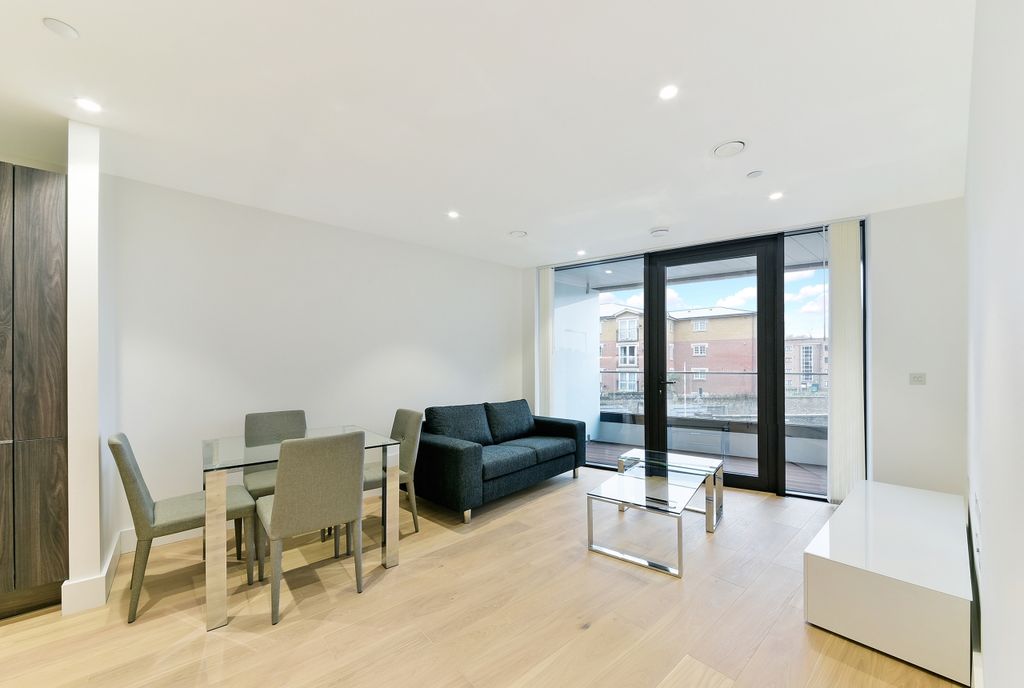 Property photo 1 of 9 Living / Dining Room