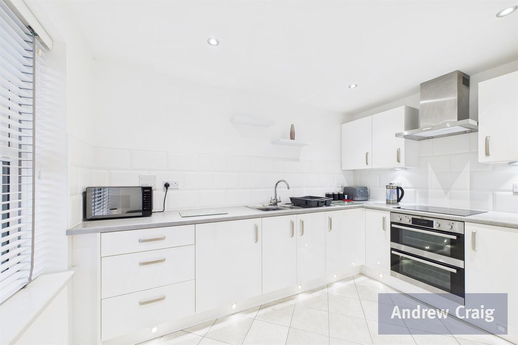 Property photo 3 of 11 Kitchen