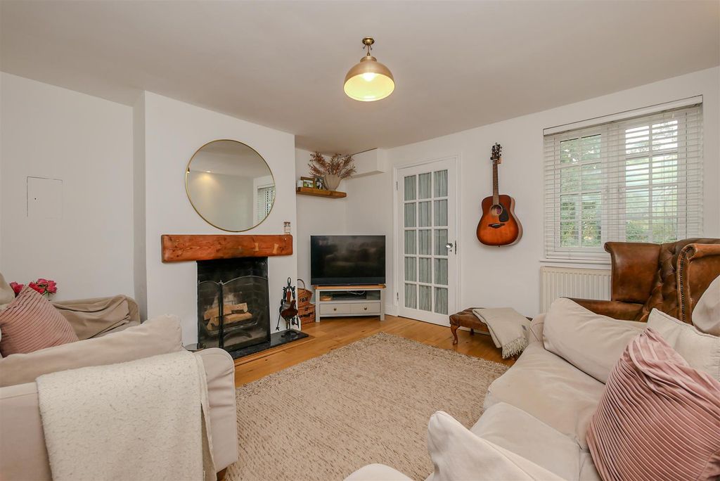 Property photo 3 of 20 Lounge