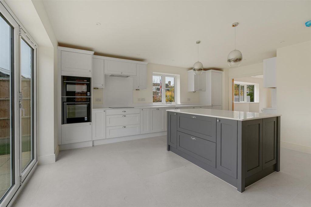 Property photo 2 of 33