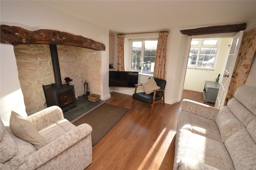 Property photo 3 of 16 Lounge