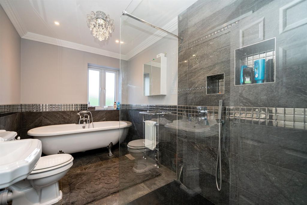 Property photo 2 of 11 Bathroom