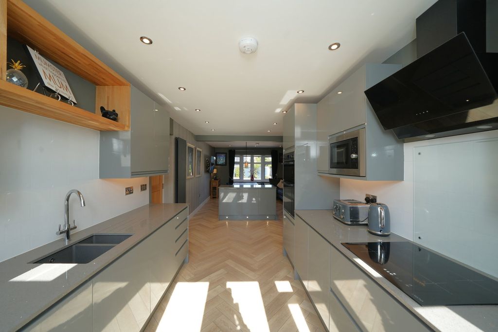 Property photo 2 of 35