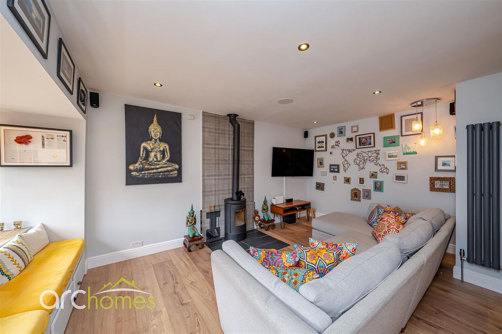Property photo 2 of 48 Upton-26.Jpg