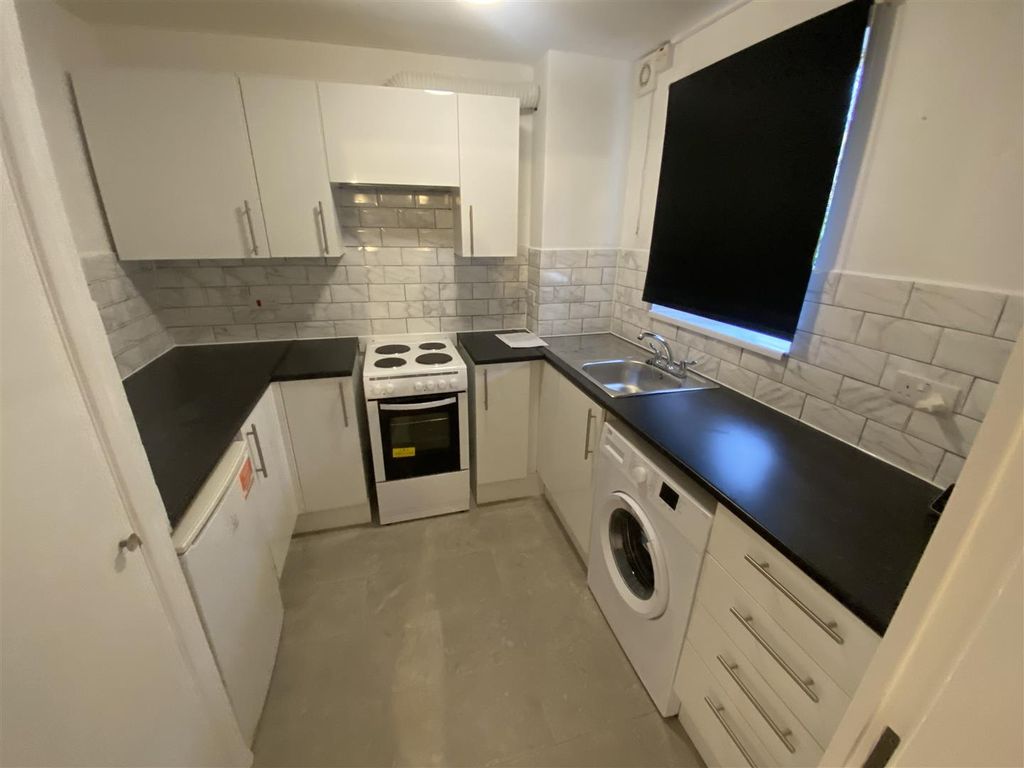 Property photo 3 of 7 Kitchen