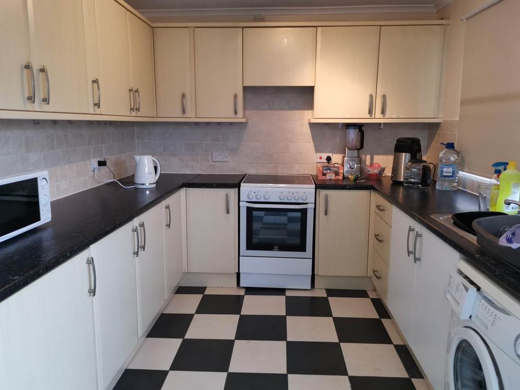 Property photo 3 of 5 Kitchen